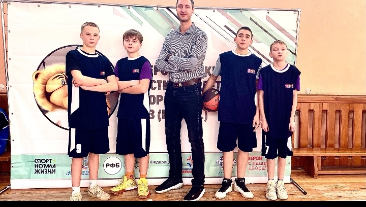 «Единая Россия» в Оренбурге провела фестиваль детского дворового баскетбола.